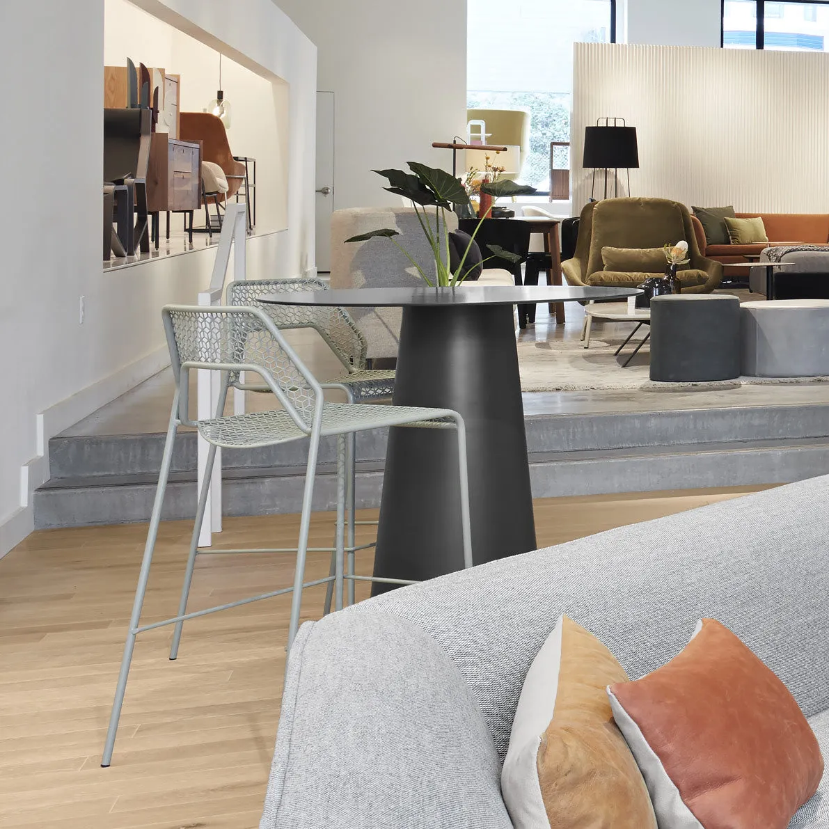 Circula Bar Table