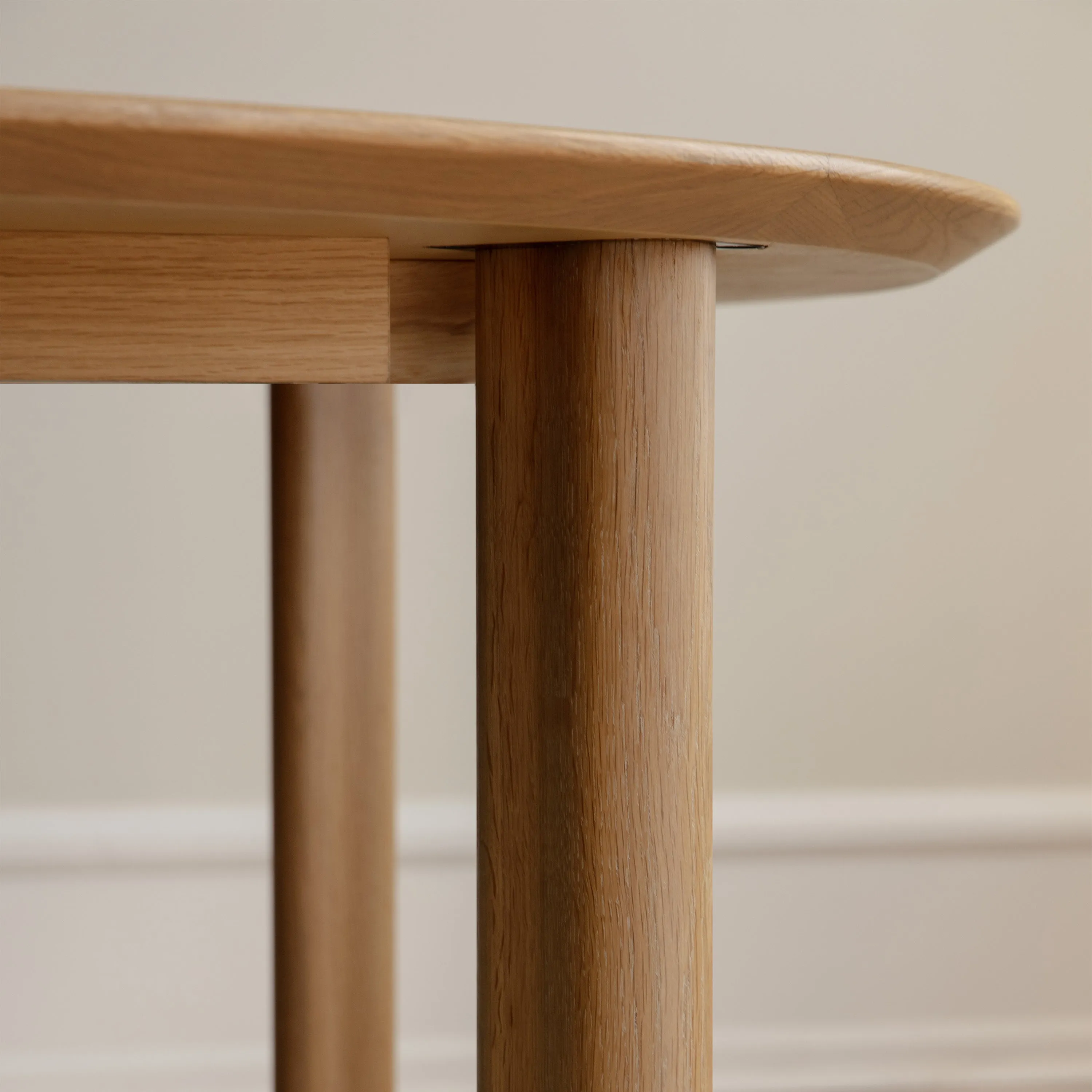 Comfort Circle Dining Table