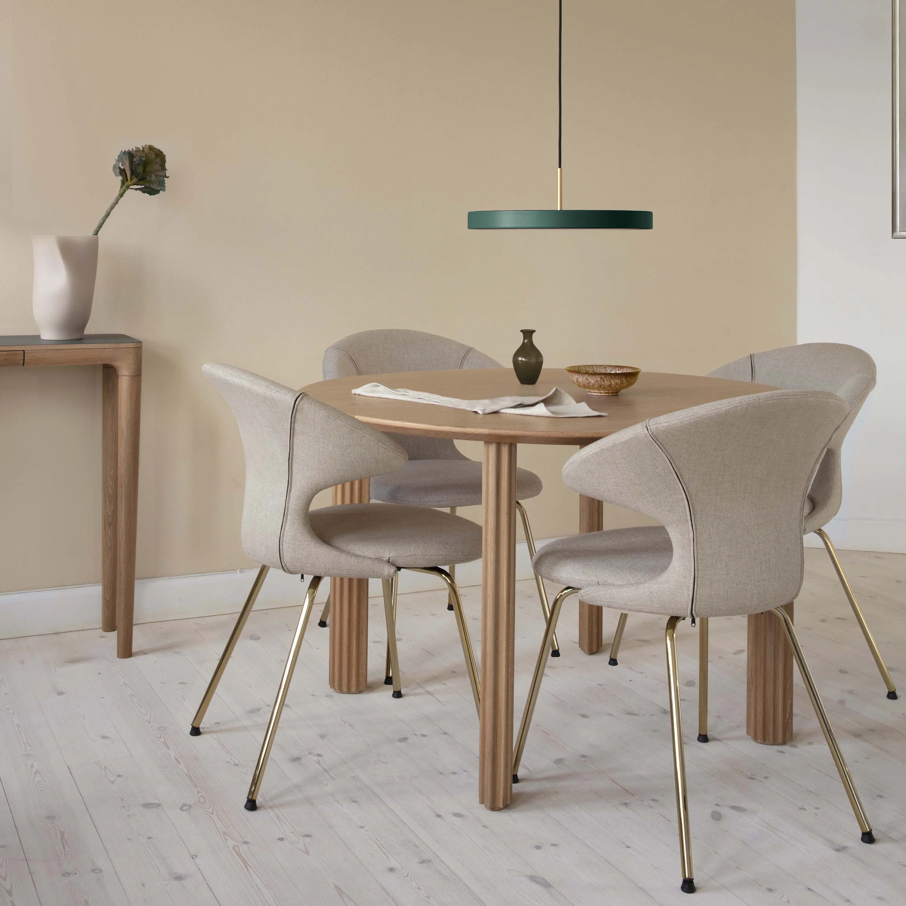 Comfort Circle Dining Table