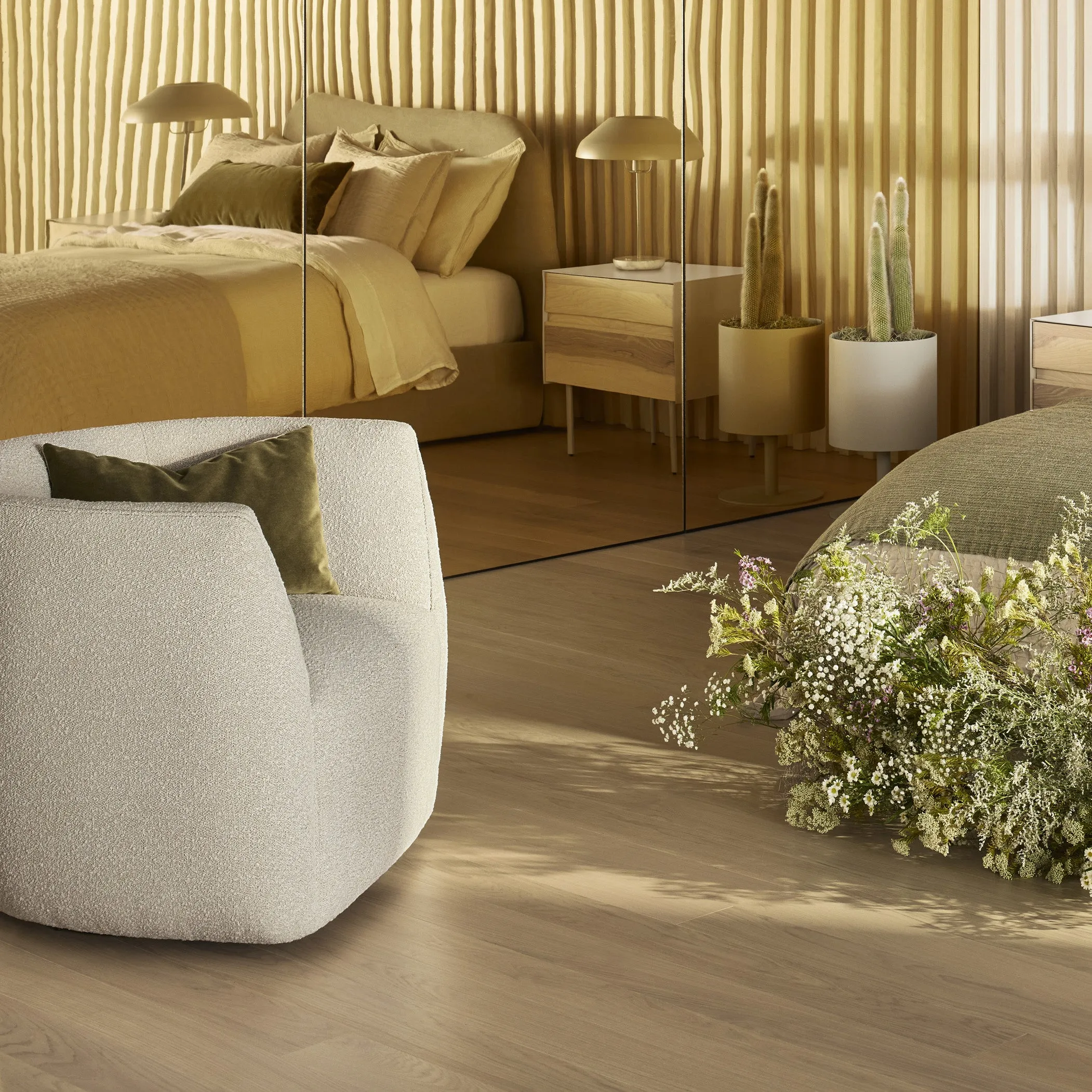 Council Swivel Lounge Chair