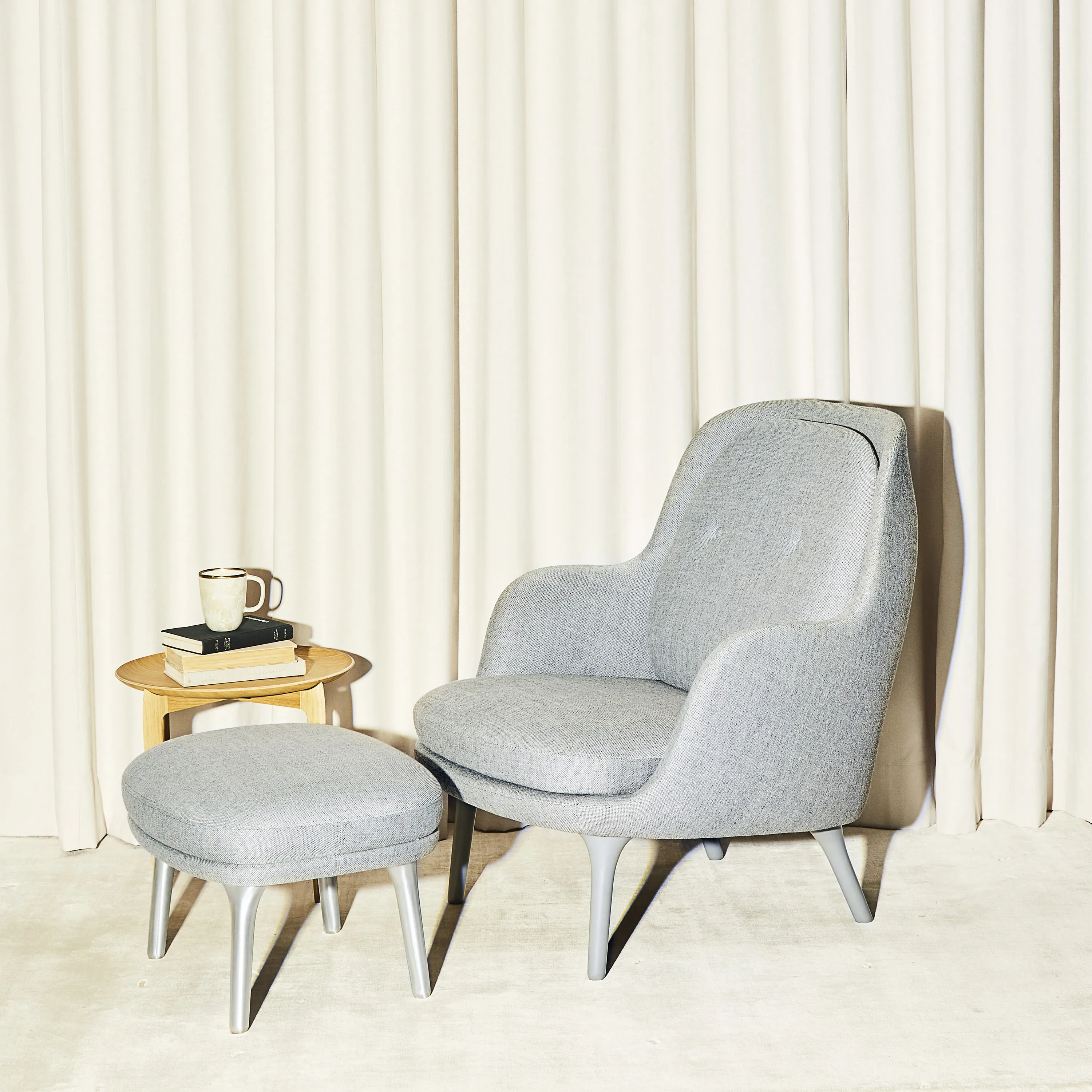 Fri Ottoman with Metal Legs