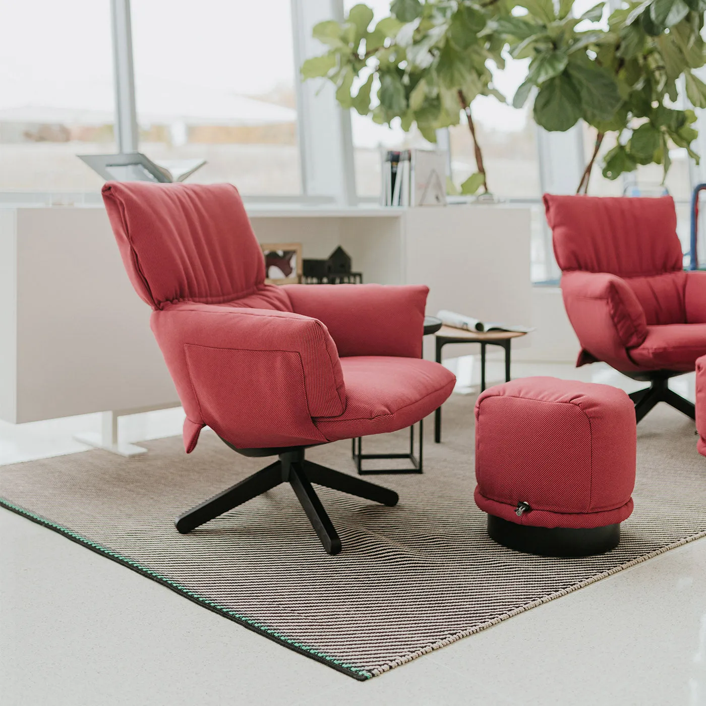 Lud'o Lounge Chair with Ottoman Spokes Base