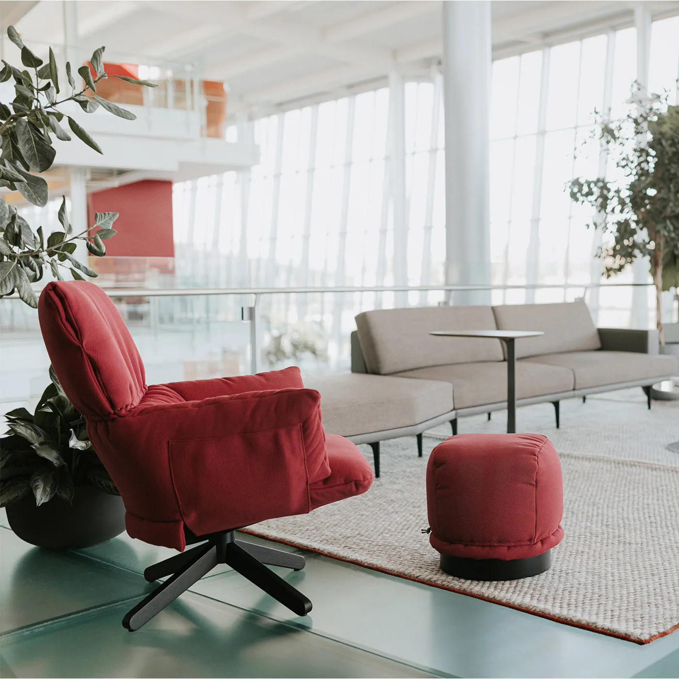 Lud'o Lounge Chair with Ottoman Spokes Base