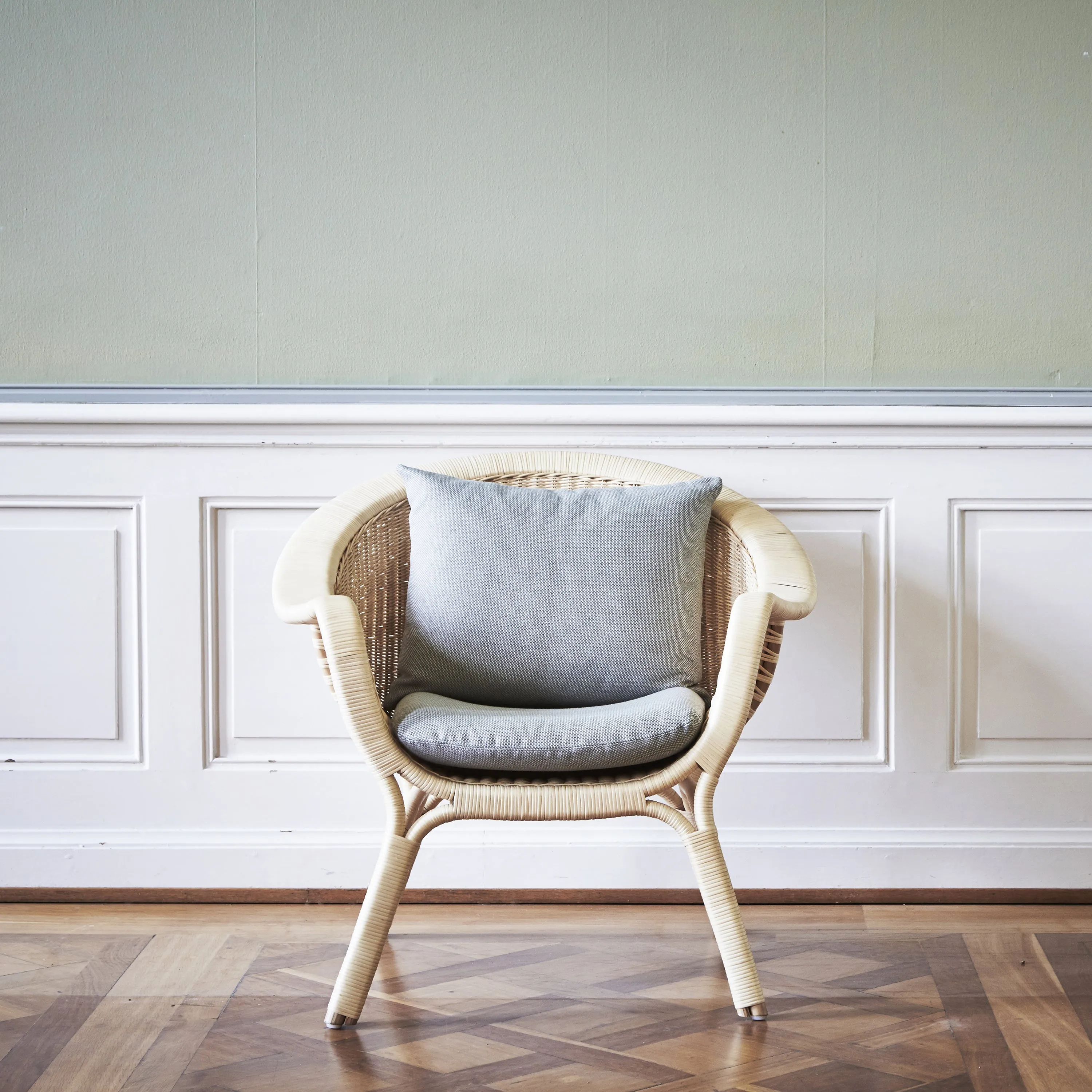 Madame Lounge Chair