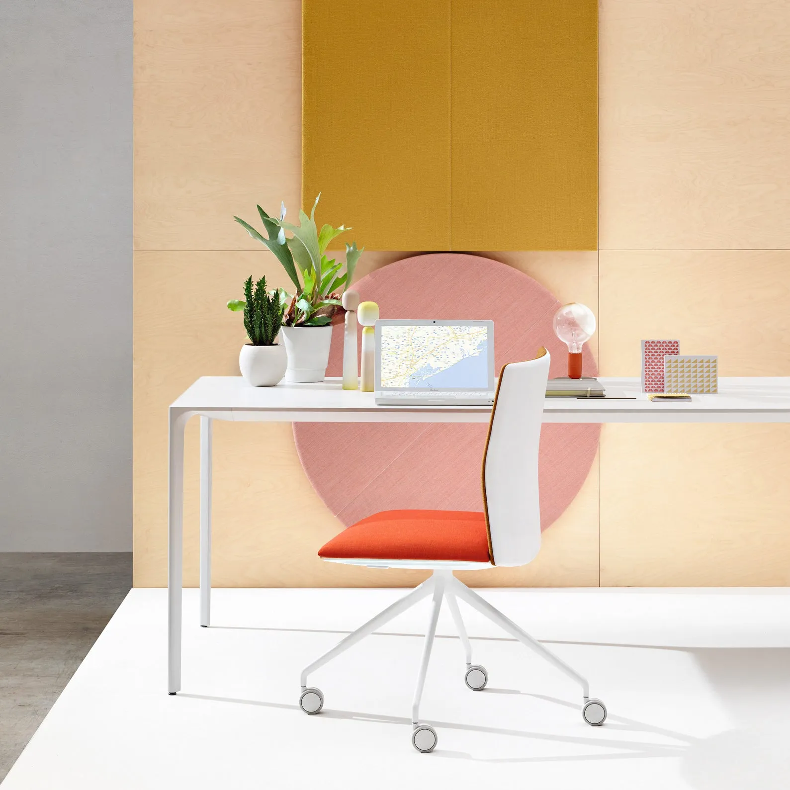 Nuur Desk Table