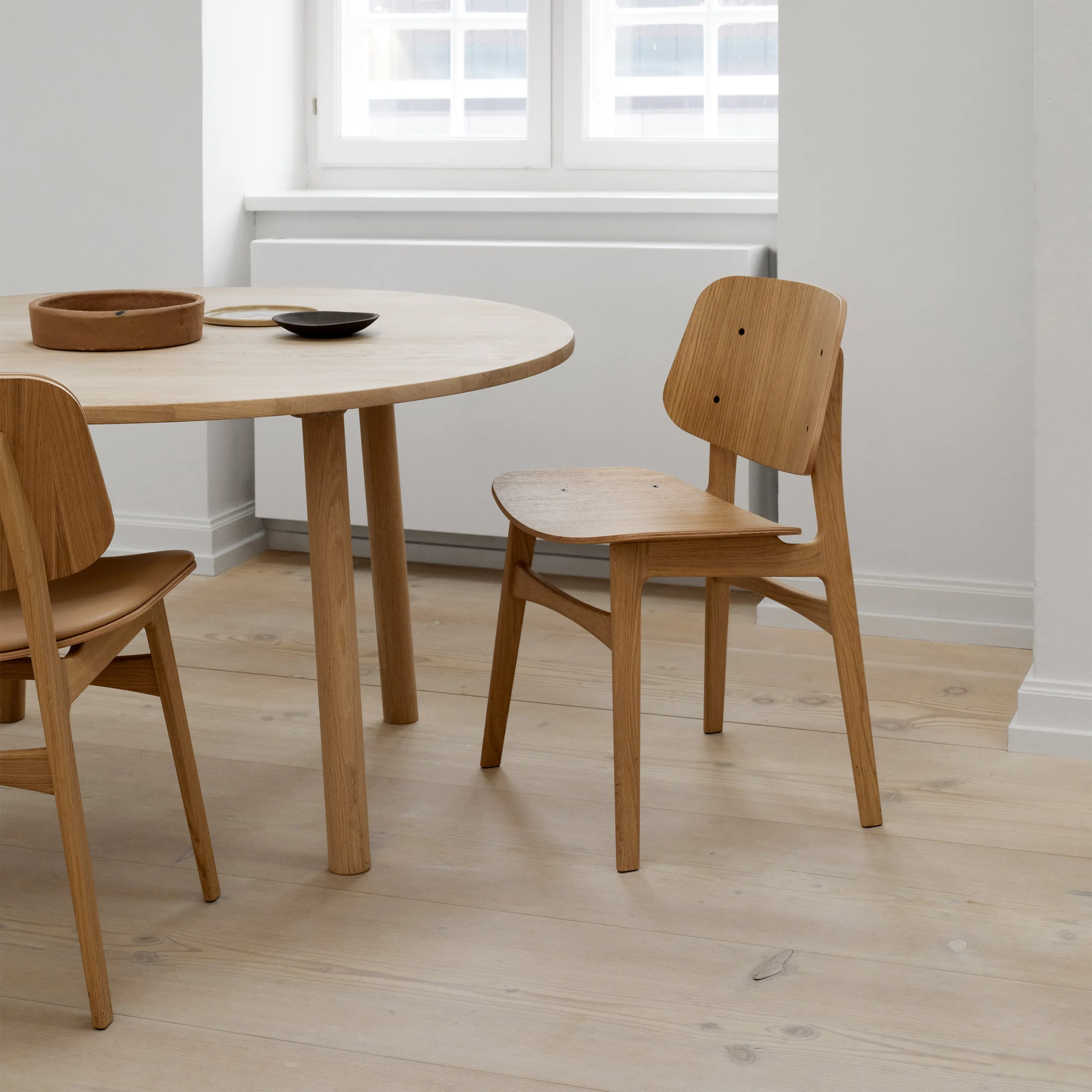 Taro Round Dining Table